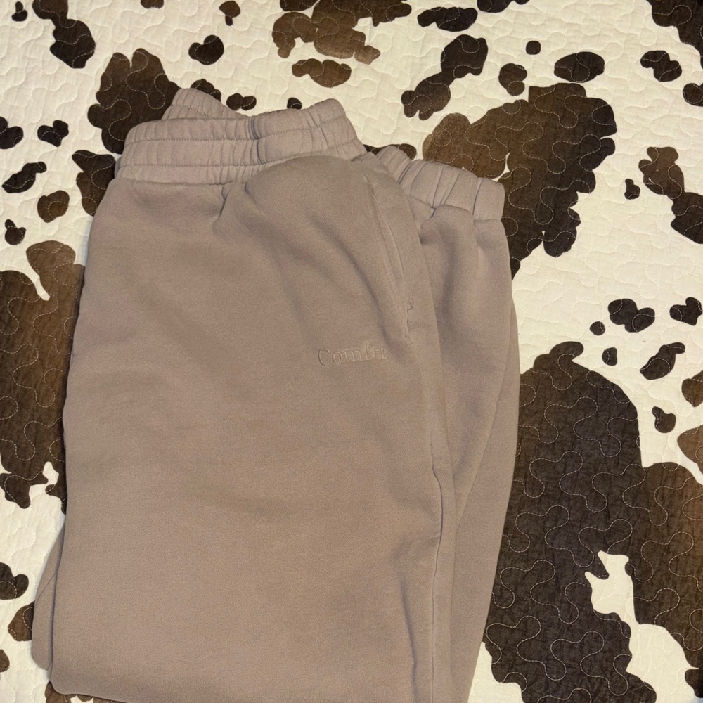 Comfrt sweats sand